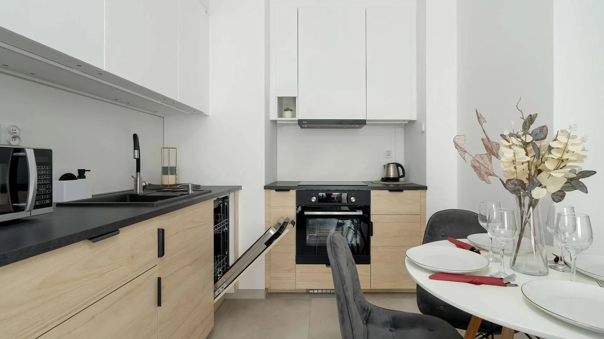 Jasny Apartament Blisko Lotniska Lawica W Poznaniu By Noclegi Renters 0*, Poznan